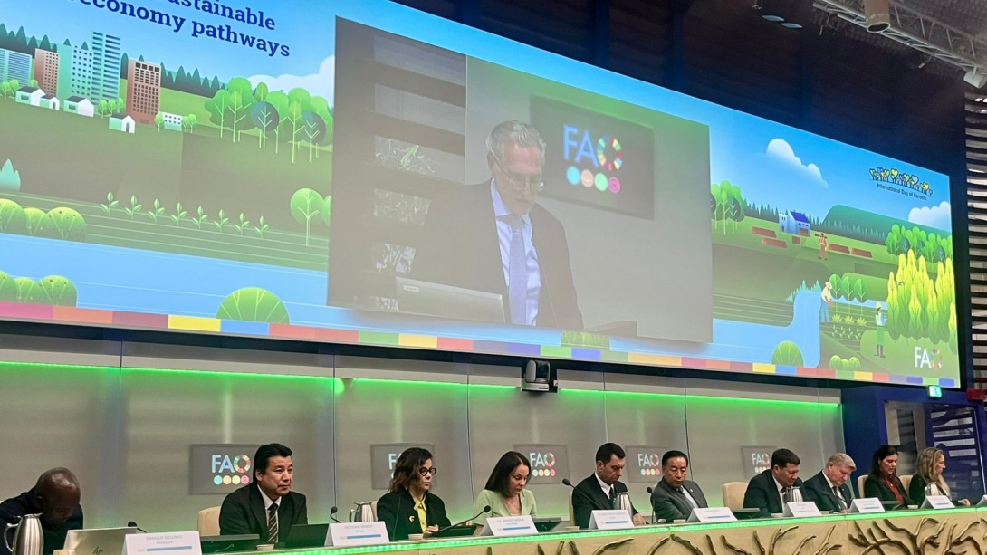 La embajadora Jhenifer Mojica reafirmó el compromiso del país con la sostenibilidad, la seguridad alimentaria y la cooperación internacional. Roma, 20/03/2026— En el marco del Día Internacional de los Bosques 2026, la embajadora Jhenifer Mojica lideró la participación de Colombia en el panel “Bosques y economía: producción sostenible y abordaje hacia la bioeconomía”, organizado por el Grupo de Amigos de la Bioeconomía. La diplomática resaltó el papel de los bosques como eje de desarrollo sostenible y de la 